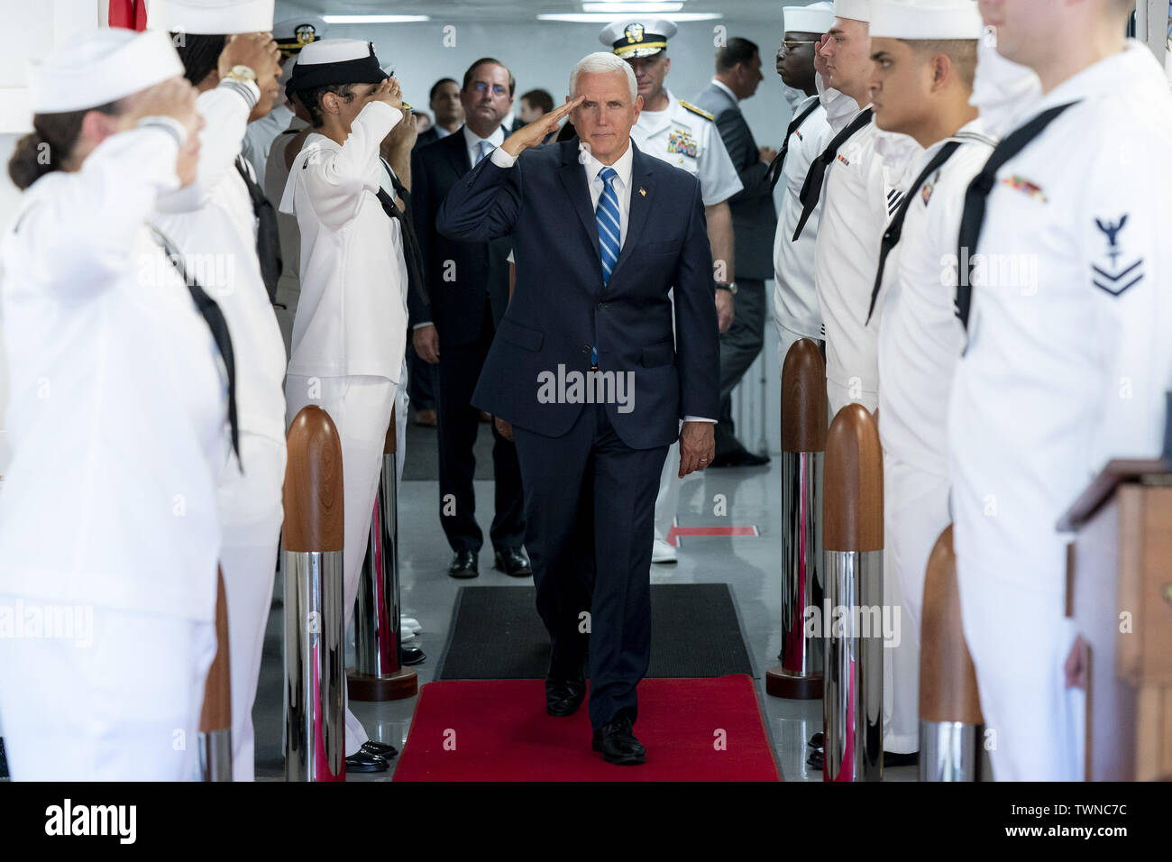 Miami, Stati Uniti d'America. Il 18 giugno, 2019. Vice Presidente Mike Pence saluta il personale militare come egli si diparte la USNS Comfort Martedì, 18 giugno 2019, a Miami, FLA Persone: Vice Presidente Mike Pence Credito: tempeste Media Group/Alamy Live News Foto Stock