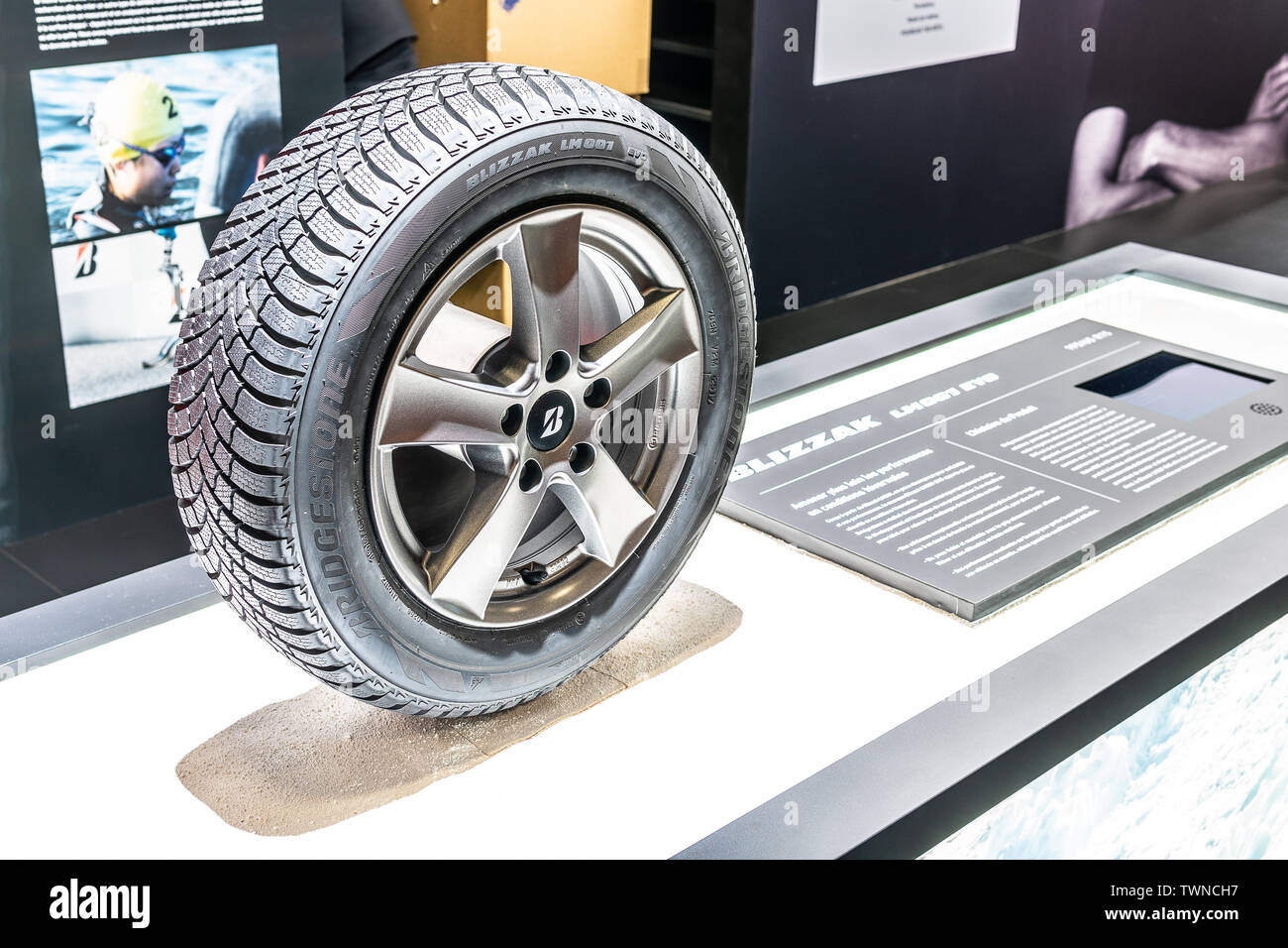 Parigi, Ott 2018 Bridgestone estate, inverno, pneumatici quattro stagioni, cerchio in alluminio con pneumatico tubeless, Mondial Motor Show di Parigi, pneumatici Bridgestone Foto Stock