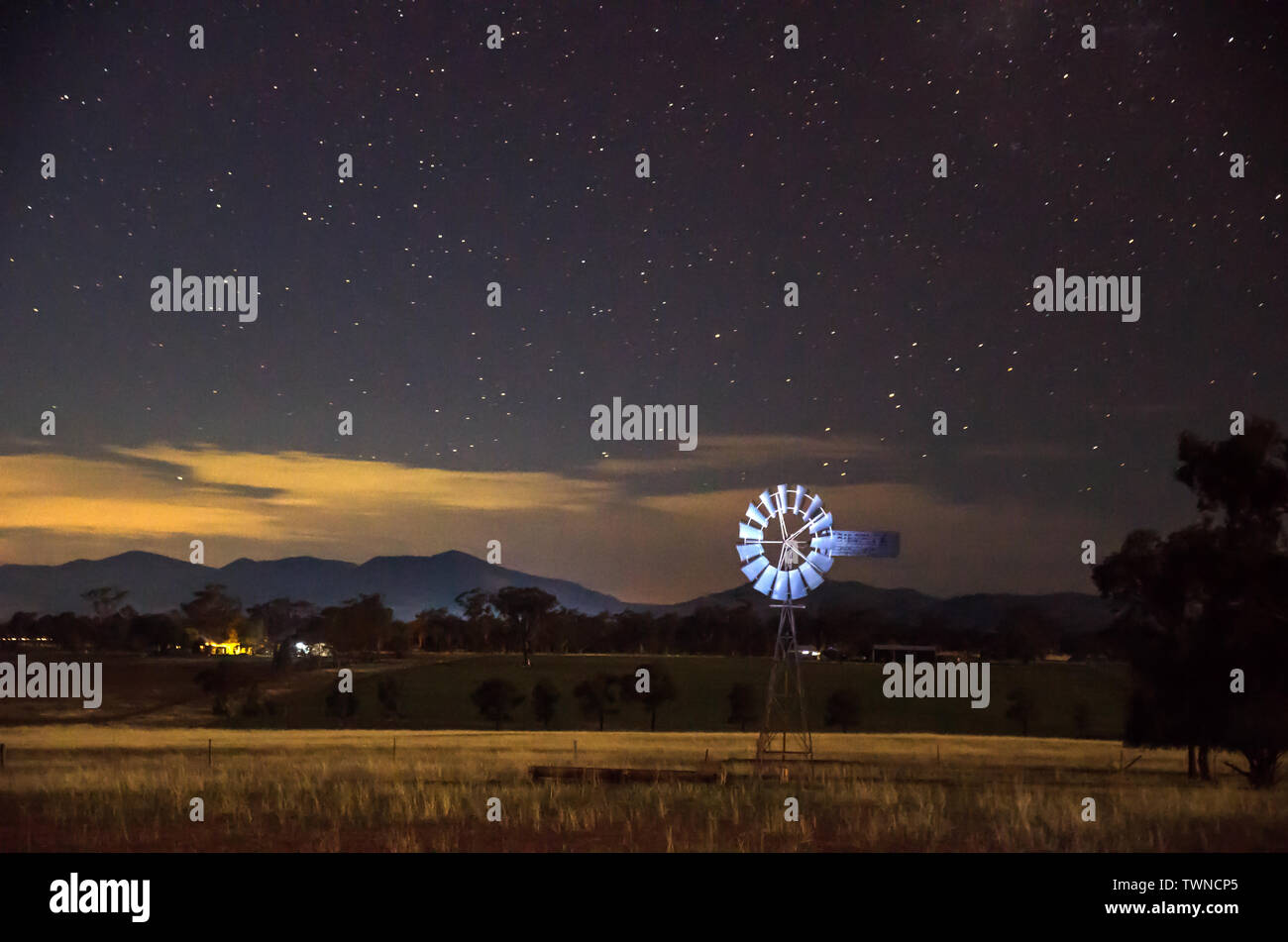Luna vista illuminata con le stelle nel cielo sopra il terreno agricolo a Tamworth NSW Australia. Foto Stock