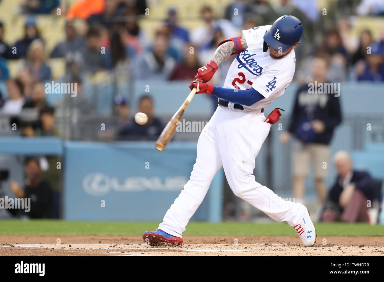 Los Angeles, CA, Stati Uniti d'America. Il 21 giugno, 2019. Los Angeles Dodgers center fielder Alex Verdugo (27) raddoppia la terza linea di base durante il gioco tra il Colorado Rockies e il Los Angeles Dodgers al Dodger Stadium di Los Angeles, CA. (Foto di Peter Joneleit) Credito: csm/Alamy Live News Foto Stock