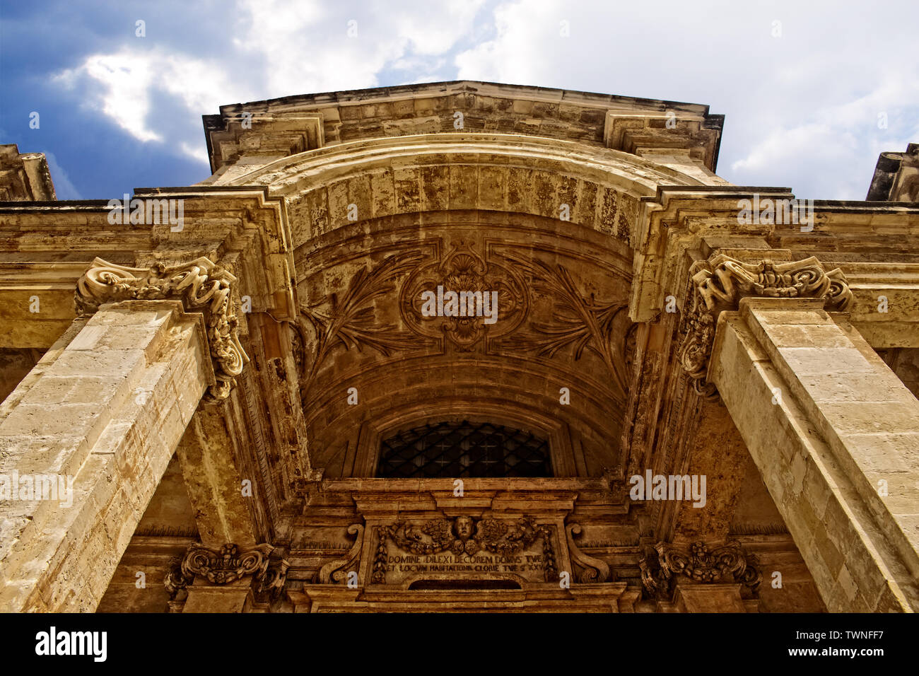 La Chiesa di Santa Caterina a La Valletta, Malta. Guardando verso l'alto un annata barocca Chiesa Parrocchiale di La Valletta, Malta. Foto Stock