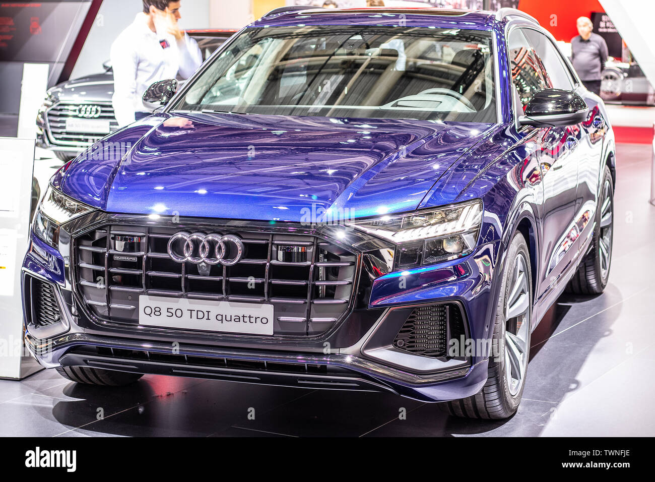 Parigi, Francia, Oct 04, 2018 blu metallizzato di tutte le nuove Audi Q8 al Mondial Motor Show di Parigi, ammiraglia SUV prodotto dalla tedesca produttore di automobili Audi AG Foto Stock