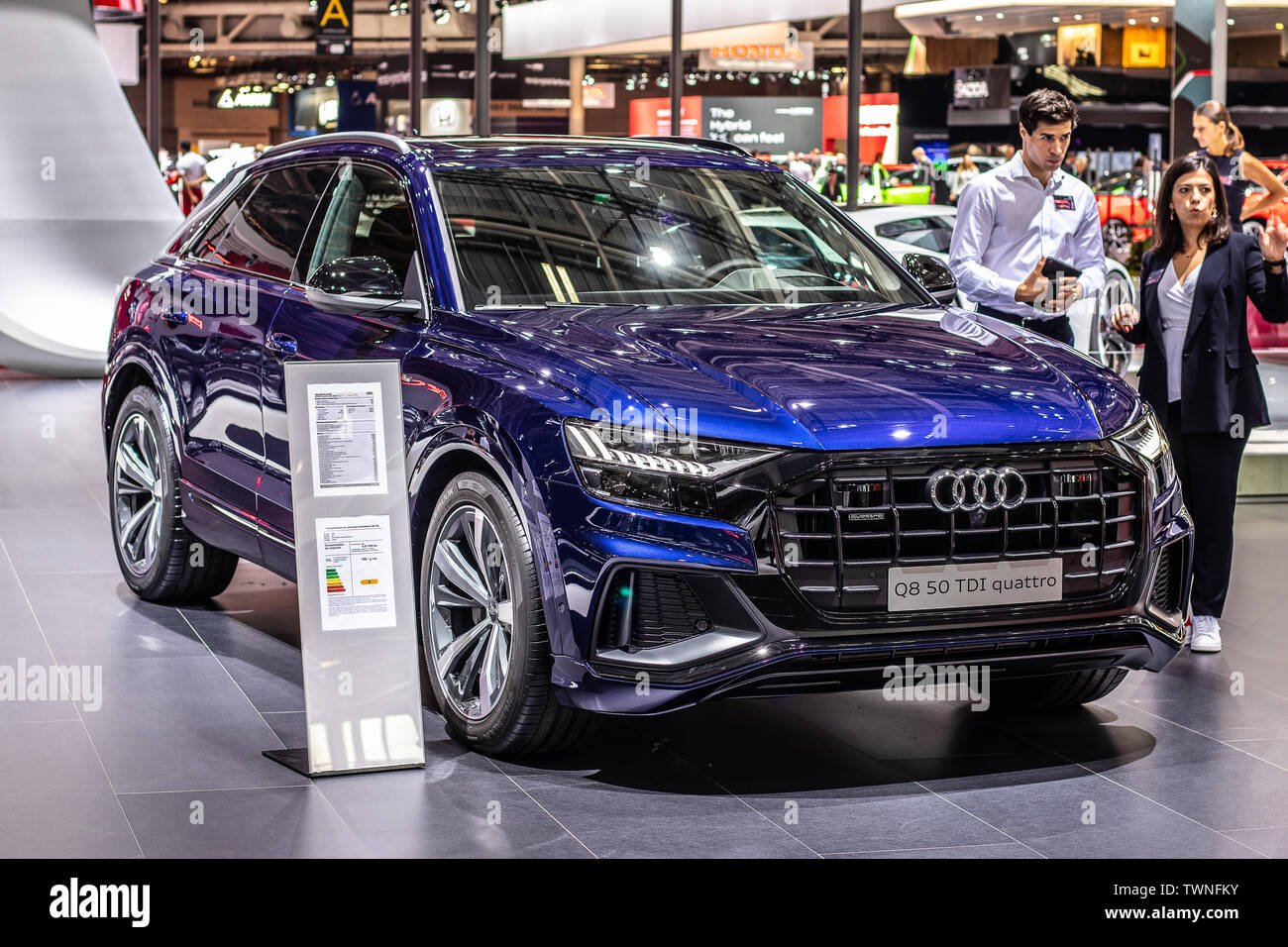 Parigi, Francia, Oct 04, 2018 blu metallizzato di tutte le nuove Audi Q8 al Mondial Motor Show di Parigi, ammiraglia SUV prodotto dalla tedesca produttore di automobili Audi AG Foto Stock