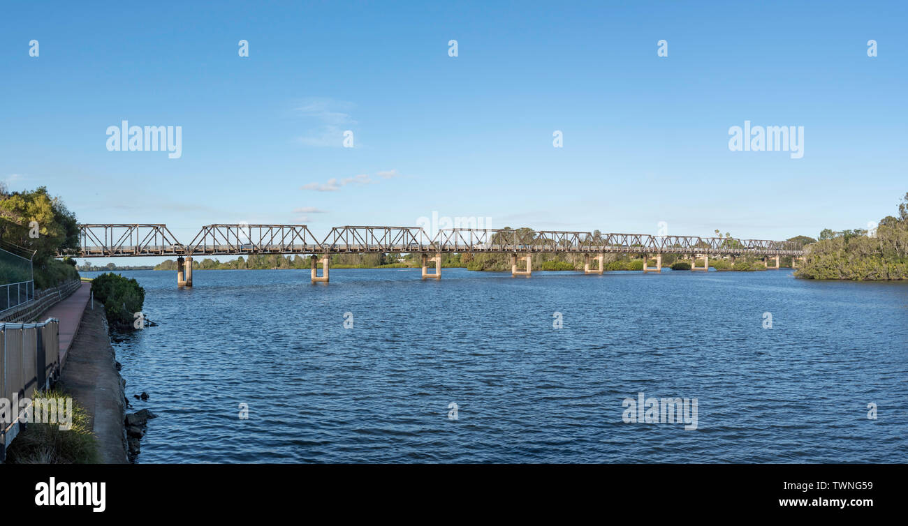 La Martin Bridge è un ponte stradale sul Fiume Manning nel Taree, Nuovo Galles del Sud, Australia. Si tratta di un 463m in acciaio ponte di travatura reticolare Foto Stock