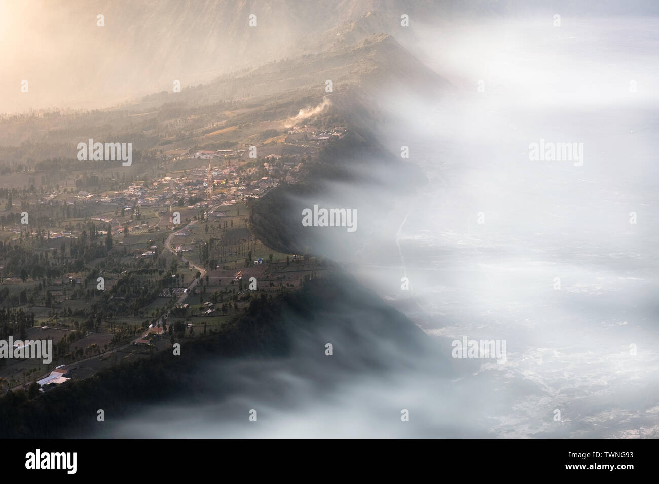 Cemoro Lawang villaggio sulla scogliera di montagna con la nebbia a sunrise. Bromo tengger semeru national park, East Java, Indonesia Foto Stock