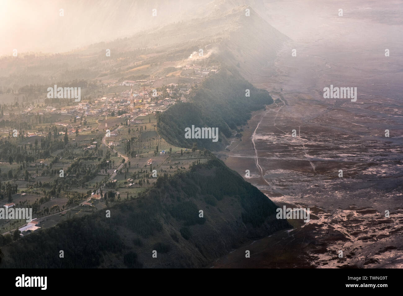Cemoro Lawang villaggio sulla scogliera di montagna con la nebbia a sunrise. Bromo tengger semeru national park, East Java, Indonesia Foto Stock