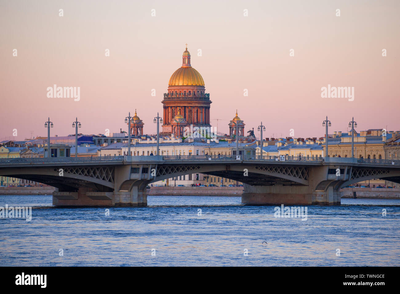 Cupola di San Isacco Cattedrale oltre il ponte dell'Annunciazione nel maggio del crepuscolo. San Pietroburgo, Russia Foto Stock