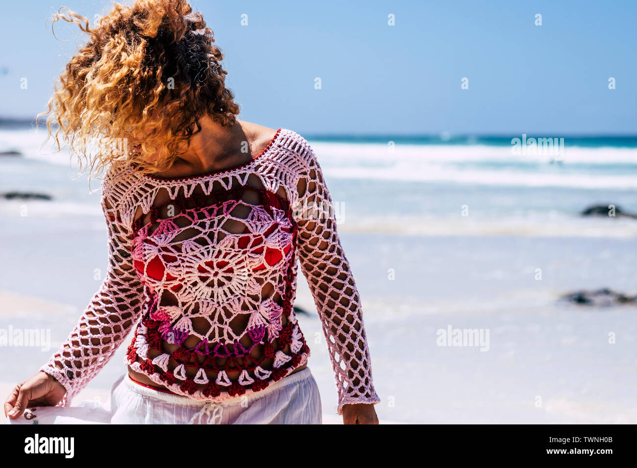 Bella donna con mano abito realizzato per godersi la spiaggia in vacanza estiva - outdoor leisre attività nel luogo tropicale - blu oceano e cielo in background Foto Stock