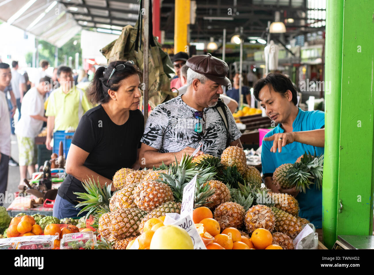 Intensa giornata di Rusty's mercato agricolo nel centro di Cairns, Queensland, Australia Foto Stock