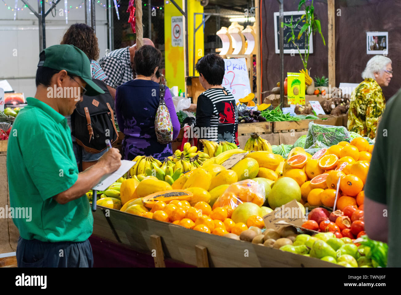 Intensa giornata di Rusty's mercato agricolo nel centro di Cairns, Queensland, Australia Foto Stock