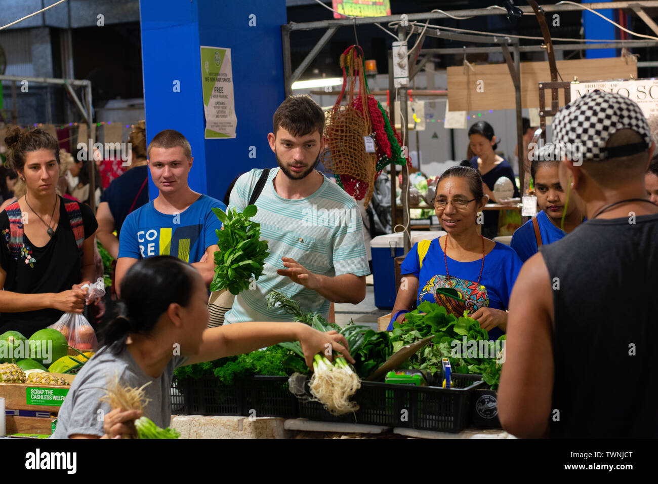 Intensa giornata di Rusty's mercato agricolo nel centro di Cairns, Queensland, Australia Foto Stock