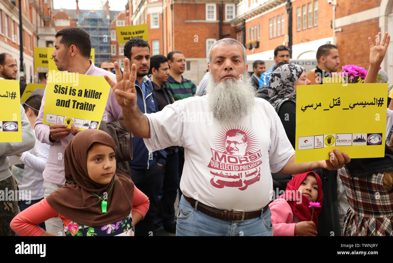 Londra, Regno Unito. 21 giugno 2019. Protesta davanti all'ambasciata egiziana a Londra, in ricordo di Morsi. Credit: Joe Kuis / Alamy News Foto Stock