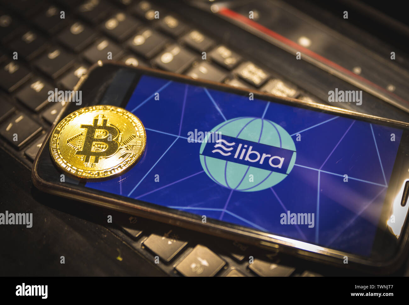 Facebook cryptocurrency Libra di immagine su uno smartphone con una bitcoin davanti alla Libra image Sydney Australia 20/06/2019 Foto Stock