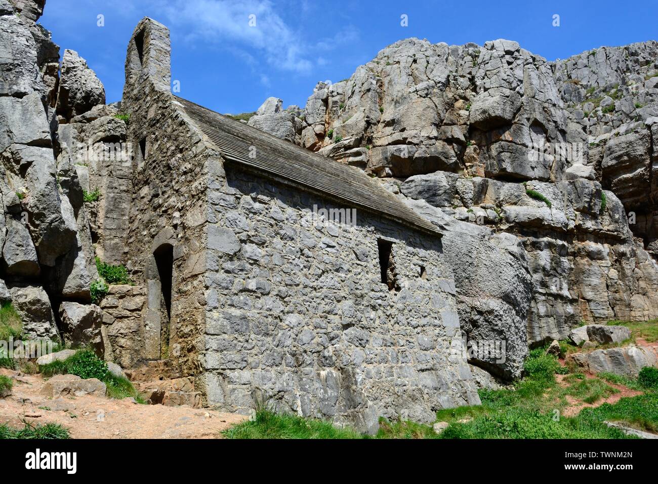 St Govans cappella ed eremiti cell integrato in scogliere calcaree Bosherston Pembrokeshire Coast National Park Galles Cymru REGNO UNITO Foto Stock