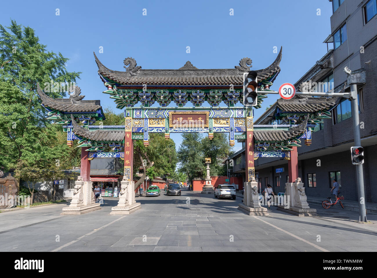 Chengdu, nella provincia di Sichuan, in Cina - Giugno 6, 2019 : Cinese tradizionale gate leading di Wenshu monastero buddista in una giornata di sole Foto Stock