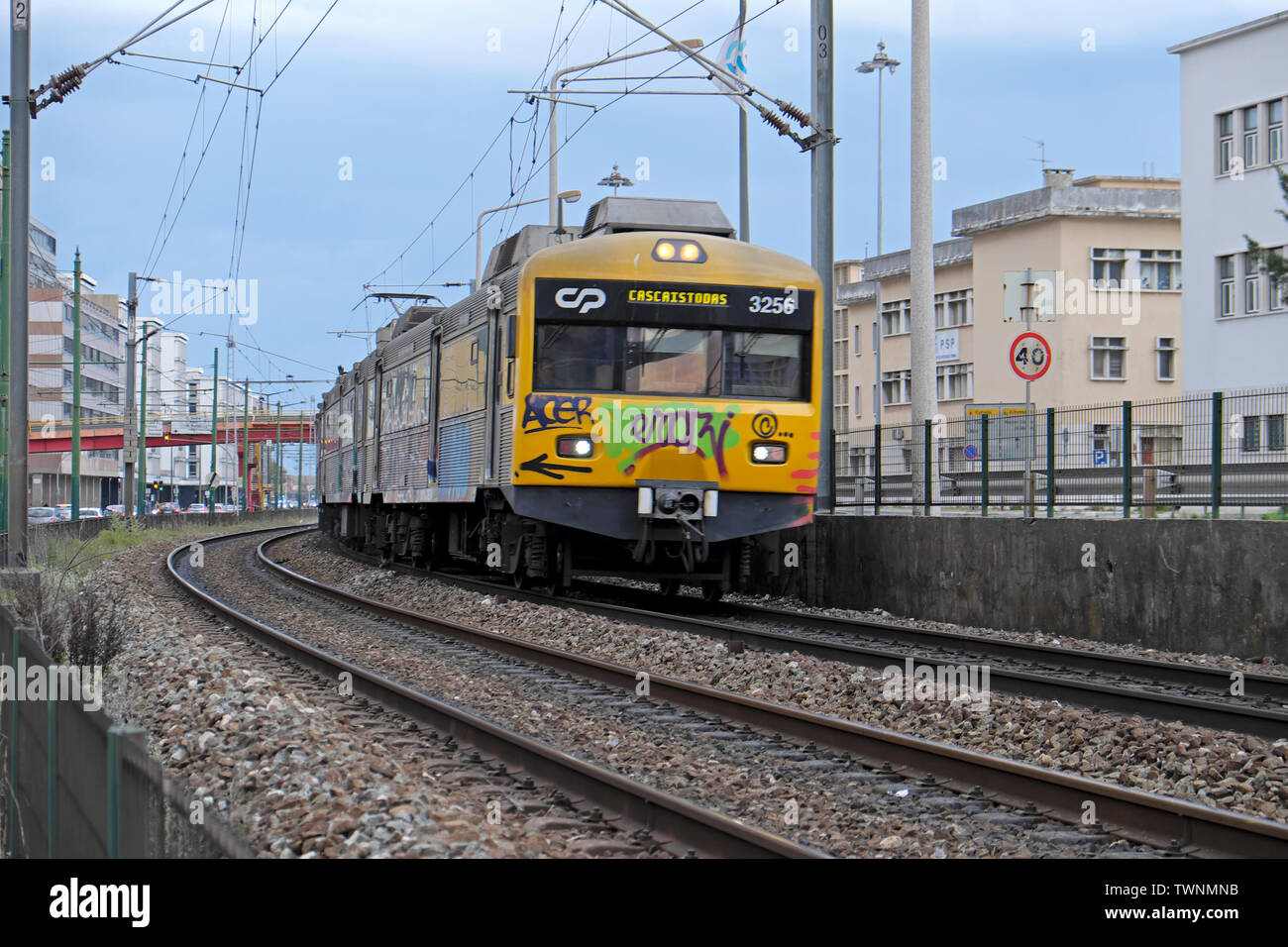 Vista frontale del carrello di tram destinati a Cascais sulla costa portoghese di Estoril vicino Lisbona Portogallo Europa KATHY DEWITT Foto Stock