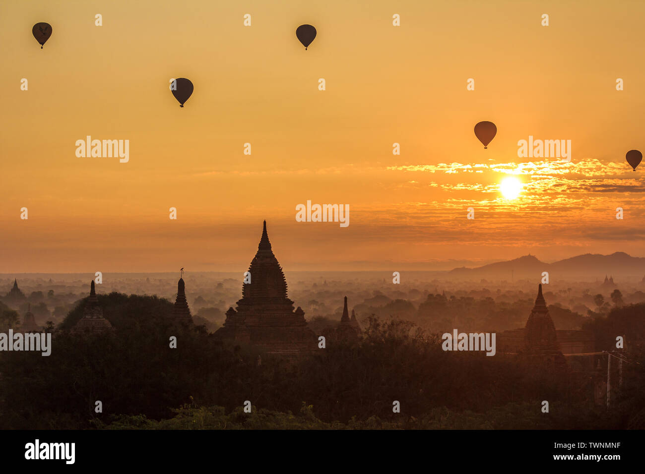 Aria calda mongolfiere su Bagan Foto Stock