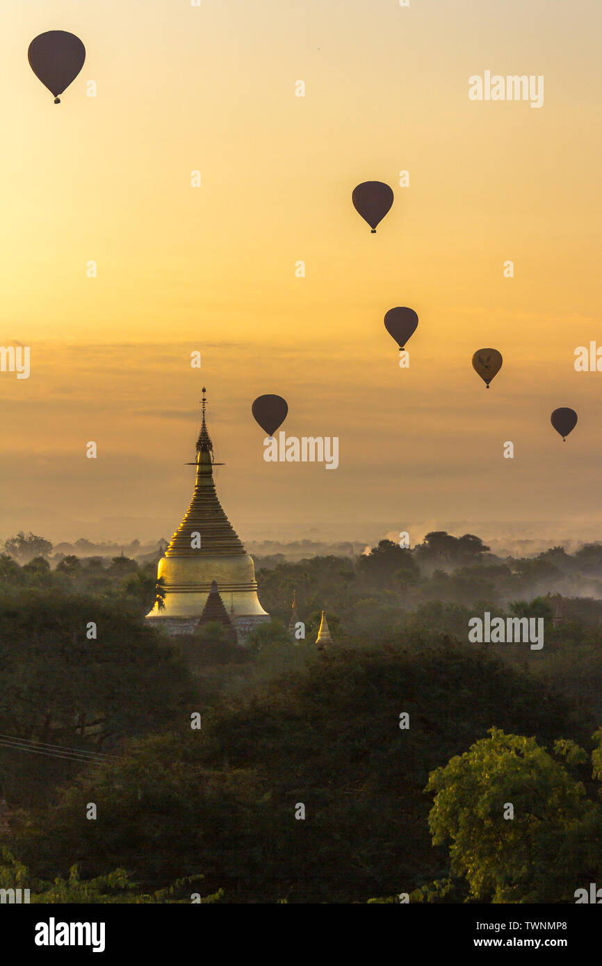 In mongolfiera ad aria calda su Bagan Foto Stock