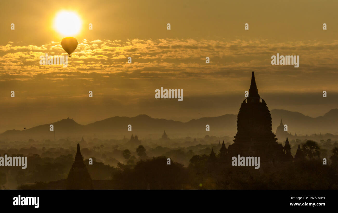 Aria calda mongolfiere su Bagan Foto Stock
