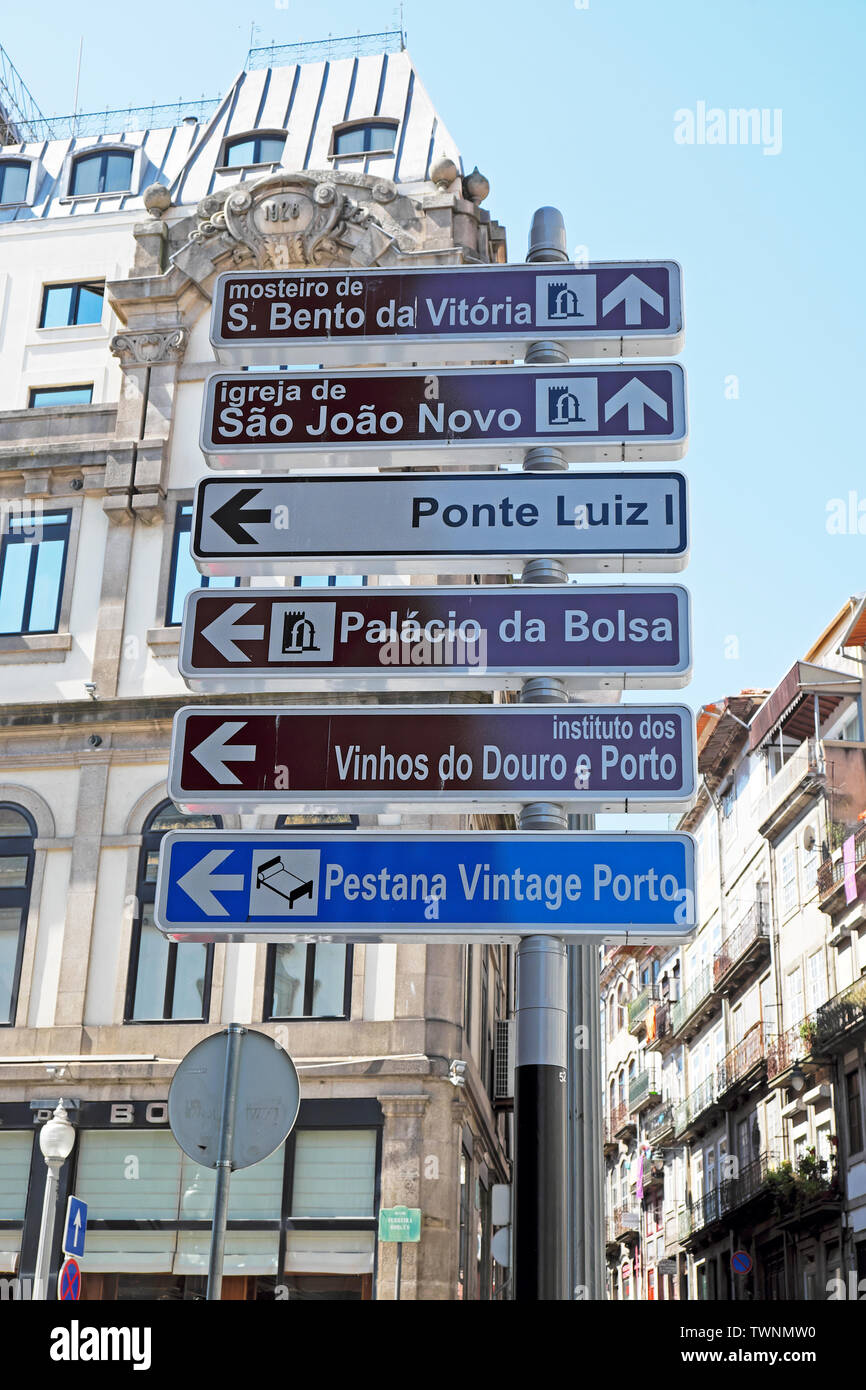 Direzionale segnaletica stradale elenco di attrazioni turistiche e luoghi di interesse su una strada a Porto Oporto portogallo Europa KATHY DEWITT Foto Stock