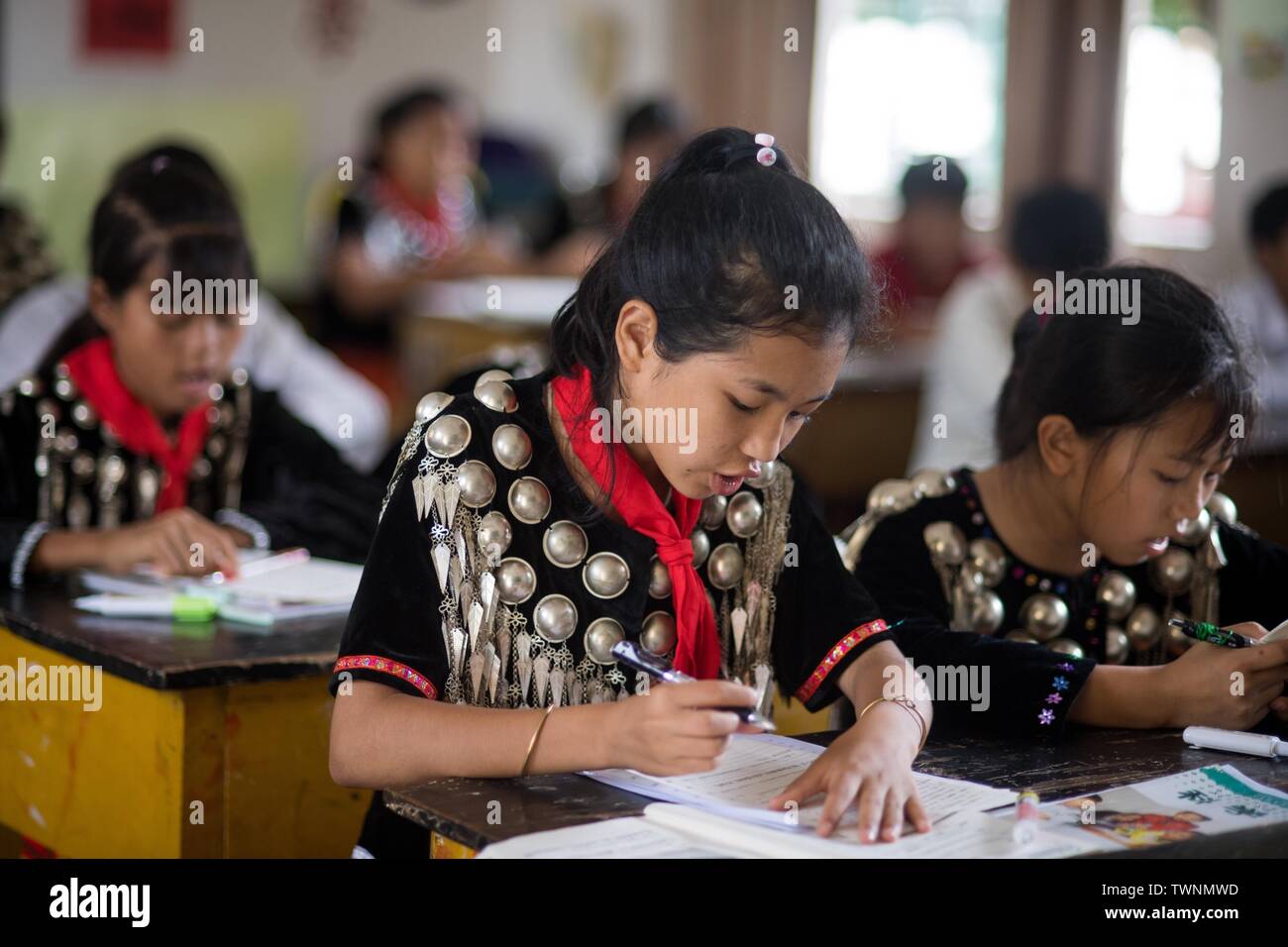 (190622) -- KUNMING, Giugno 22, 2019 (Xinhua) -- Alunni prendere lezioni a Yingpan etnica scuola primaria in Xishan township di Città Mangshi, Dehong dai, e Jingpo prefettura autonoma, a sud-ovest della Cina di Provincia di Yunnan, 21 giugno 2019. Fondata nel 1958, la Yingpan etnica Scuola Primaria dispone di educazione bilingue con mandarin e Jingpo lingua etnica, come 314 dei 369 alunni qui sono di Jingpo gruppo etnico. Un bello e piacevole ambiente di apprendimento è ben fornita per i bambini di diversi gruppi etnici presso la scuola di ereditare le loro culture. (Xinhua/Qin Qing) Foto Stock
