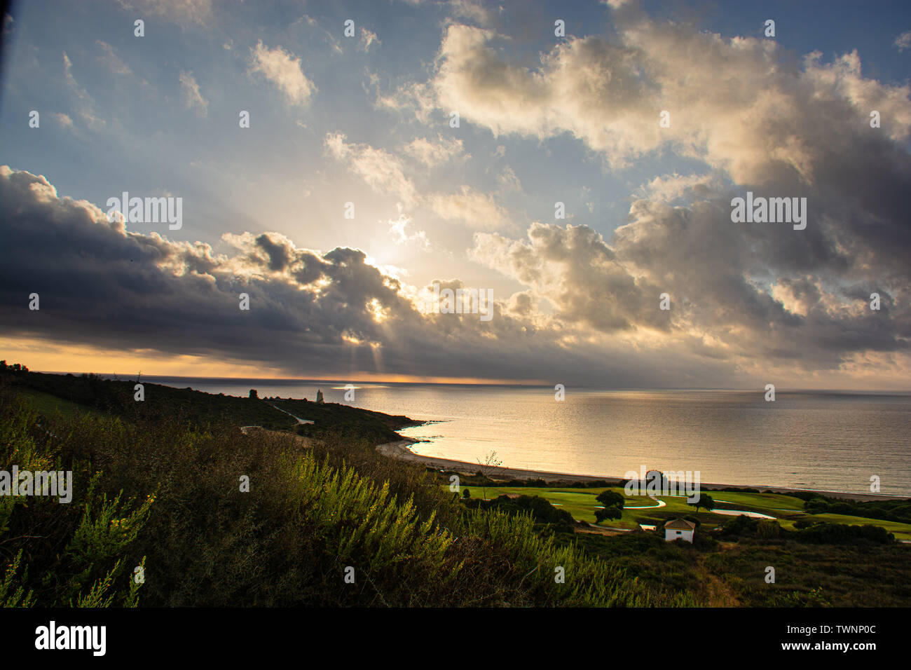 La Alcaidesa urbanizzazione, Cadice in Spagna sunrise con un orizzonte nuvoloso e il mare mediterraneo Foto Stock