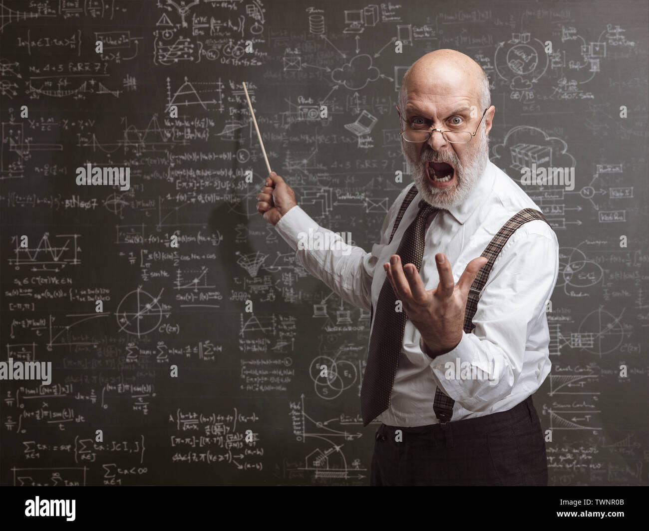 Senior professore autoritario urla e indicando la lavagna con un bastone: tradizionale concetto di istruzione Foto Stock