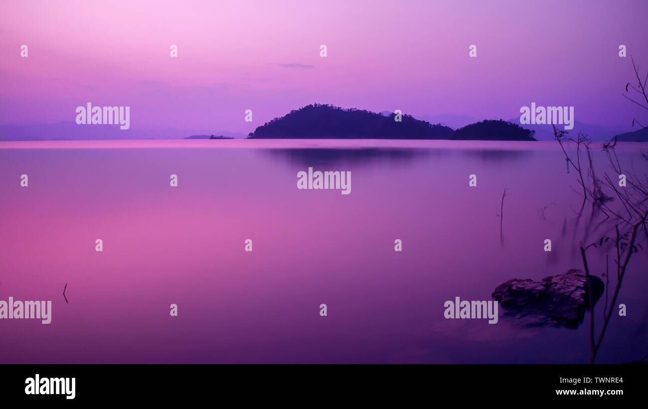 Natura bellissima vista del lago nel crepuscolo al tramonto del tempo, il tono viola Foto Stock