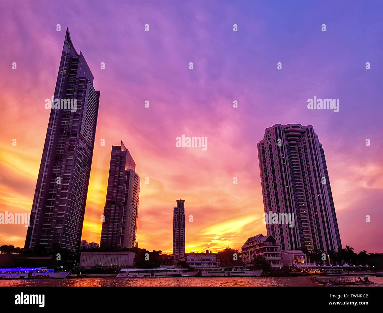 Bella Bangkok City View con un edificio alto a riverside al crepuscolo con colorati di twilight sky la sera dopo il tramonto Foto Stock