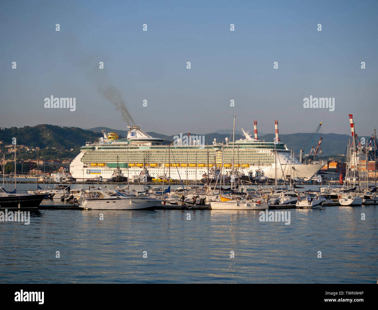 LA SPEZIA, Italia Giugno 21, 2019: bella serata, una nave da crociera lascia La Spezia porta per la sua prossima destinazione. Indipendenza dei mari, Royal Carib Foto Stock