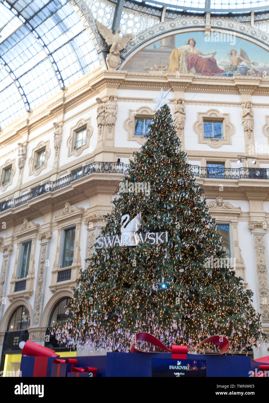 Milano, Italia - 26 Novembre 2017: Swarovski albero di Natale in Galleria  Vittorio Emanuele II galleria per lo shopping a Milano Foto stock - Alamy