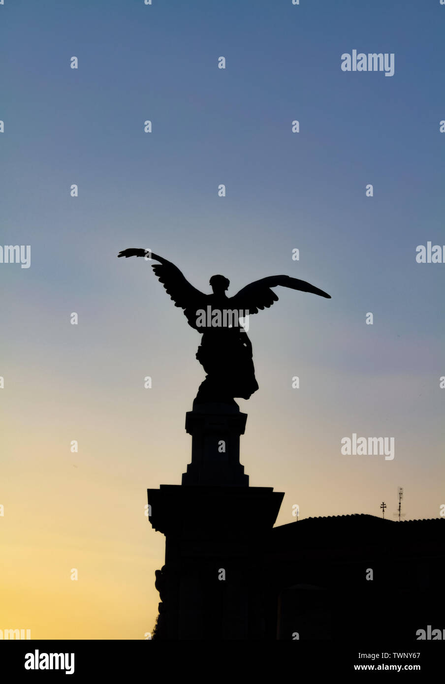 Angelo statua silhouette vista su Sant Angelo ponte (Roma, Italia) Foto Stock