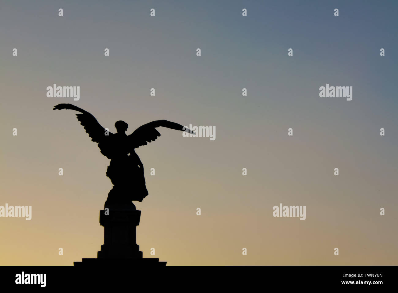 Angelo statua silhouette vista su Sant Angelo ponte (Roma, Italia) Foto Stock