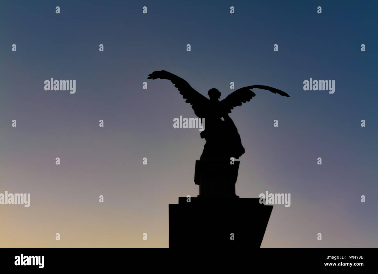 Angelo statua silhouette vista su Sant Angelo ponte (Roma, Italia) Foto Stock