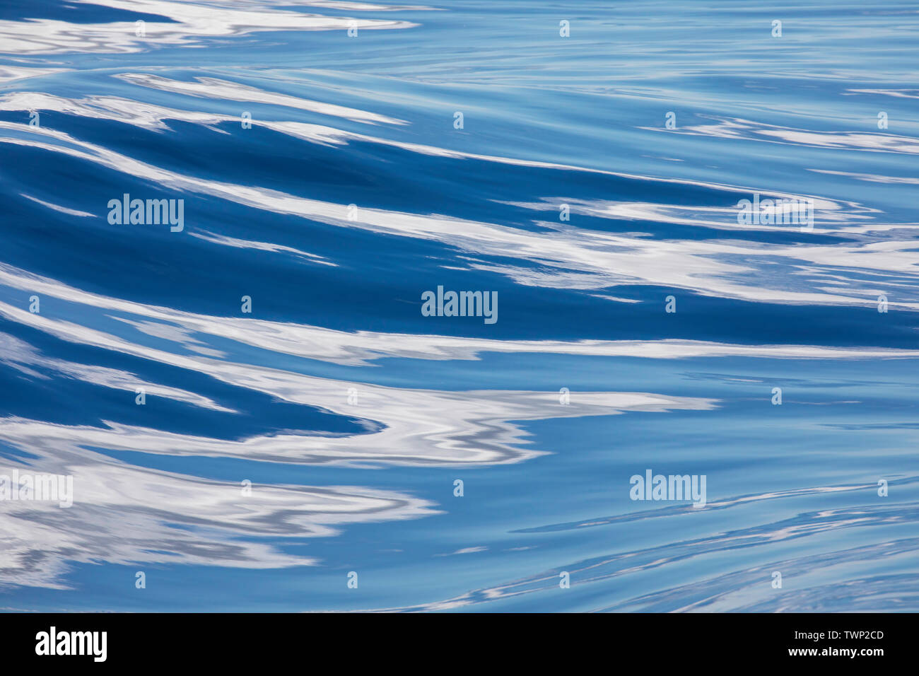 Questa è una giornata di mare calmo sull'Oceano Pacifico con il cielo blu e nuvole riflettono per rendere questa immagine astratta. Foto Stock