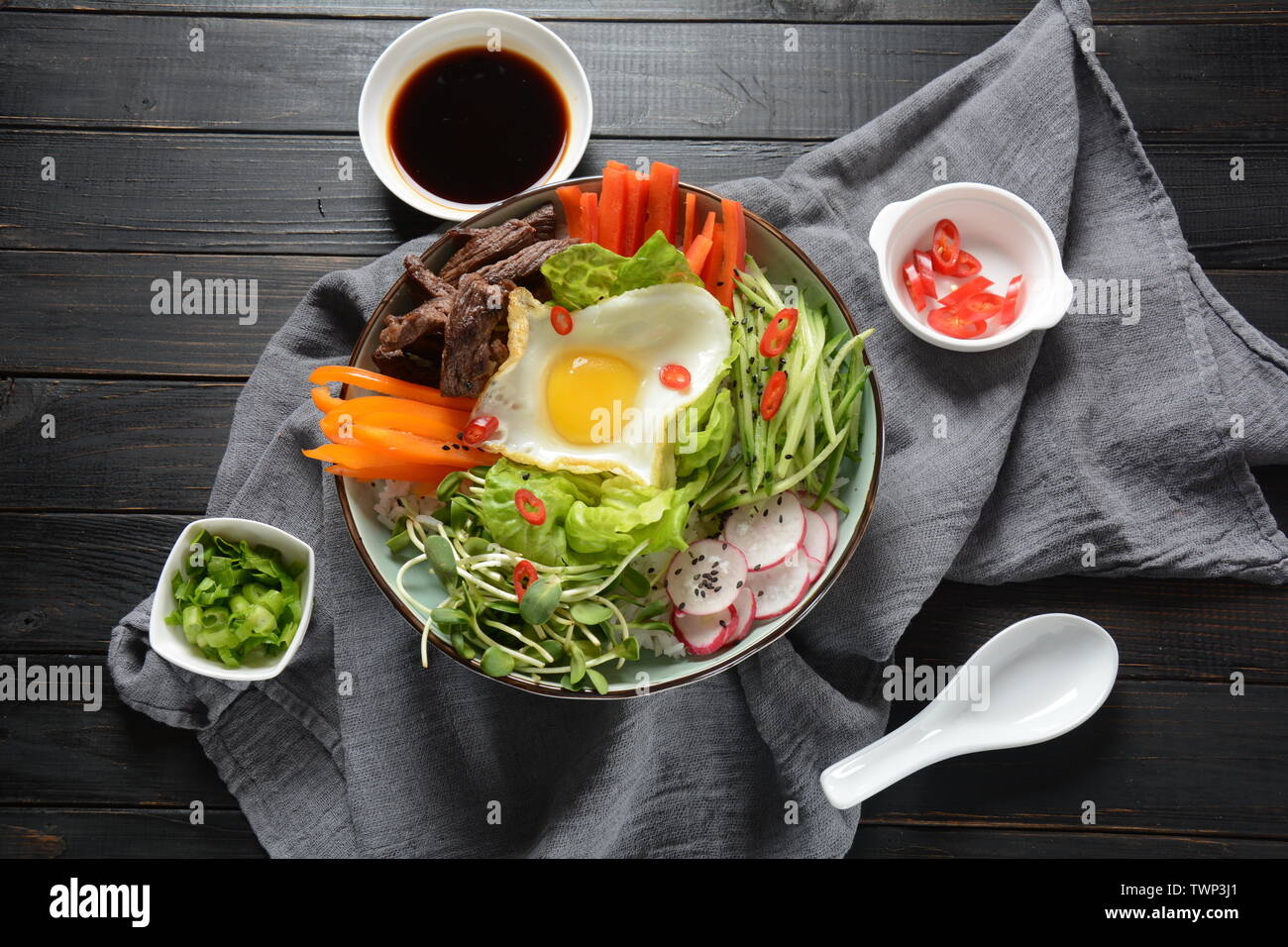 Bibimbub. Bibimbab.uovo fritto manzo e verdure. In Casa Coreana tradizionale piatto. Foto Stock