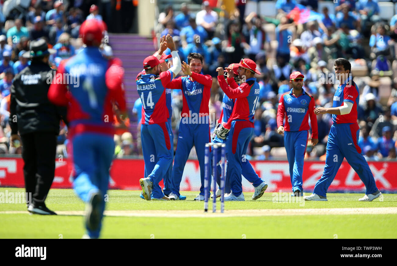 In Afghanistan del Rahmat Shah (centro) festeggia il licenziamento di India Vijay Shankar durante l'ICC Cricket World Cup group stage corrispondono all'Hampshire ciotola, Southampton. Foto Stock