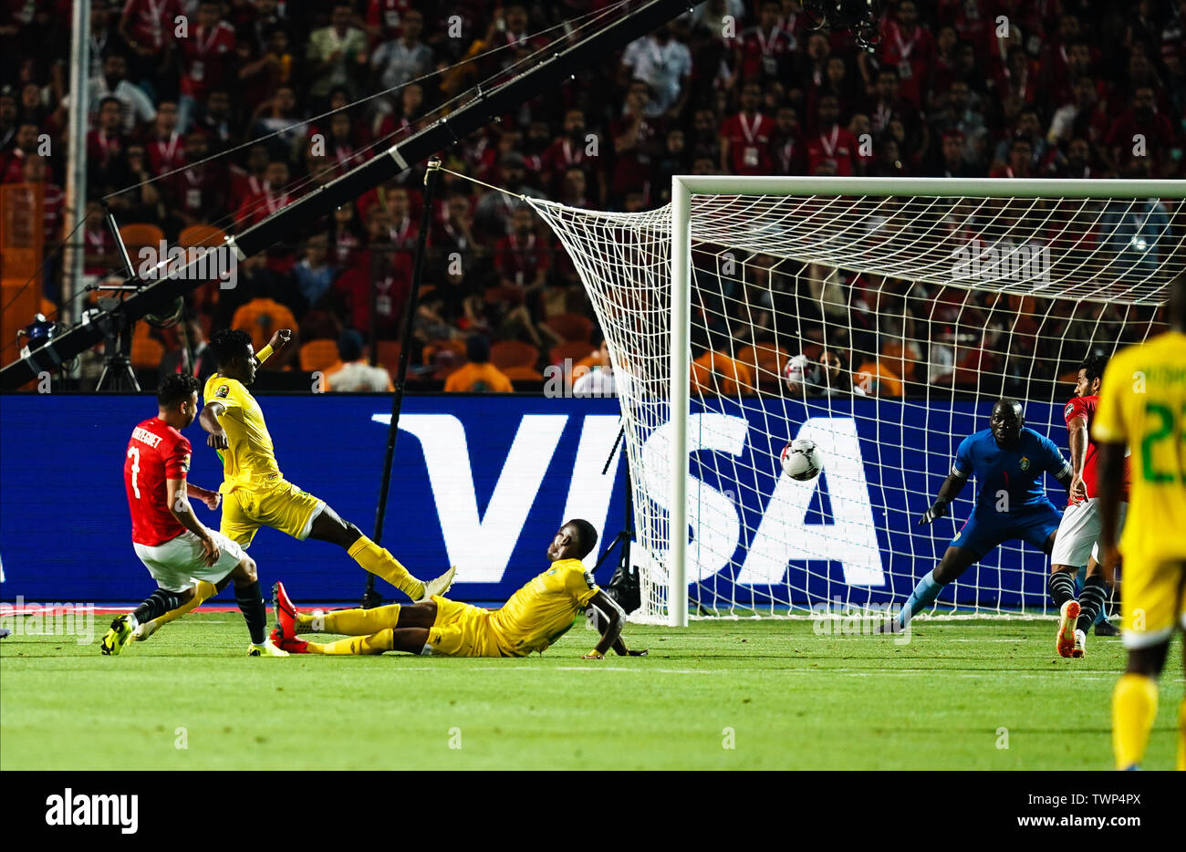 Il Cairo, Egitto. Il 21 giugno, 2019. Mahmoud Ahmed Ibrahim Hassan d'Egitto rigature nella 41rd minuto per 1-0 durante la Coppa d'Africa delle Nazioni match tra Egitto e Zimbabwe a Il Cairo International Stadium di Cairo, Egitto. Ulrik Pedersen/CSM/Alamy Live News Foto Stock