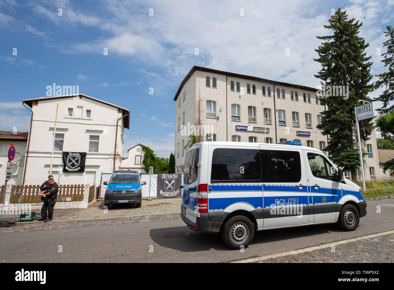 Ostritz, Germania. Il 22 giugno, 2019. Una macchina della polizia trascina lungo la Bahnhofstrasse di fronte all'hotel ²Neißeblick'. I cittadini a est della città sassone di reagire a un recente incontro del neo-nazisti a scudo e spada Festival con la quarta Ostritzer Festival di pace. Credito: Daniel Schäfer/dpa-Zentralbild/dpa/Alamy Live News Foto Stock