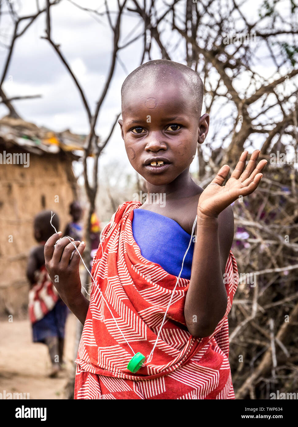 Villaggio dei masai, KENYA - 11 ottobre 2018: Unindentified bambino africano indossando abiti tradizionali in tribù Masai, Kenya Foto Stock