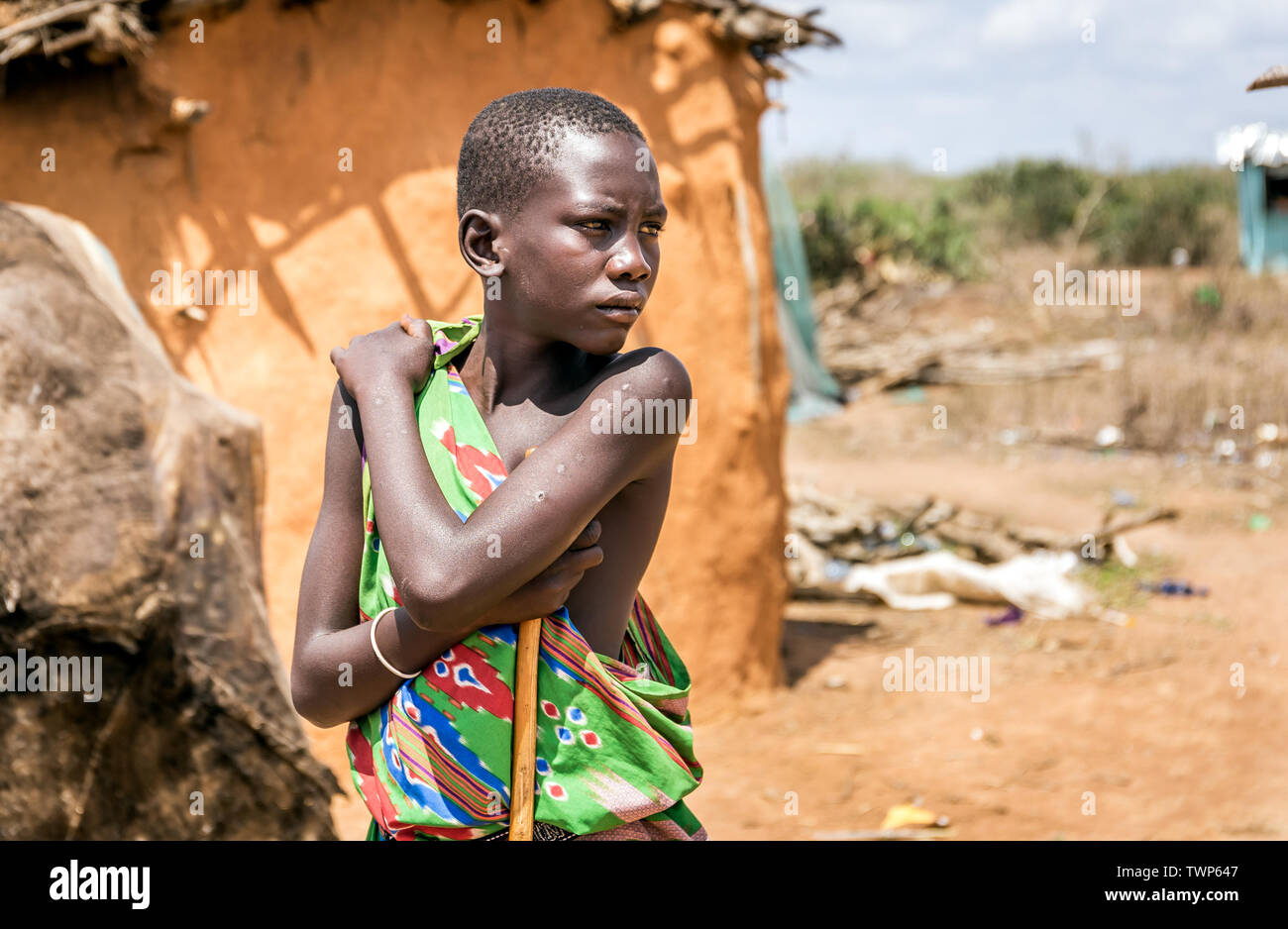 Villaggio dei masai, KENYA - 11 ottobre 2018: Unindentified bambino africano indossando abiti tradizionali in tribù Masai, Kenya Foto Stock