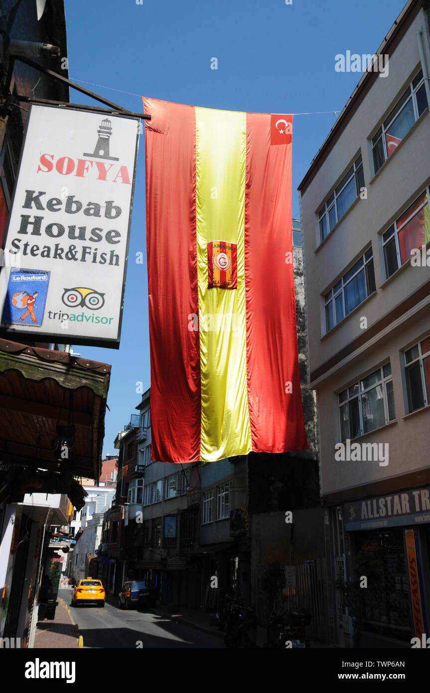 Calcio Galatasary bandiera del quartiere di Sultanahmet, Istanbul. Foto Stock