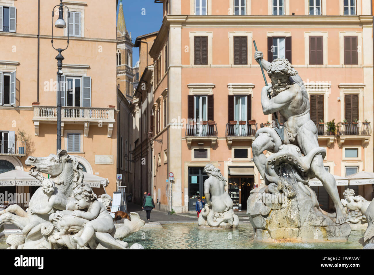 Scultura di Nettuno in lotta con un polipo. Dettaglio della Fontana di Nettuno (Italiano: Fontana del Nettuno) in Piazza Navona, Roma, Italia. Foto Stock