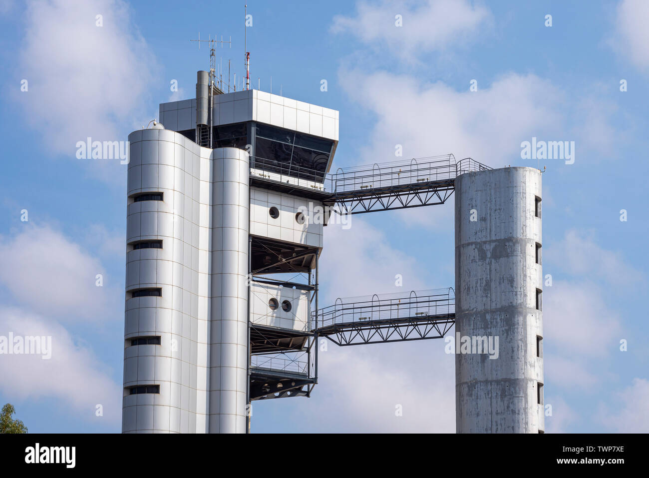 Torre di controllo del traffico aereo all'aeroporto di Alicante, Spagna, Europa. Edificio ALC dell'aeroporto Alicante-Elche. FerroNATS AENA, spazio aereo controllato Foto Stock