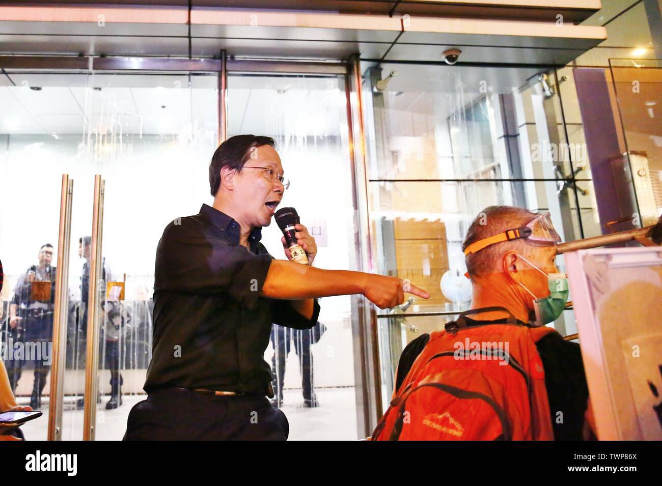 Hong Kong Cina - Giugno 21th, 2019. Consiglieri legislativa Lam Cheuk-ting, Hui Chi-fung e Cheung Chiu-hung sono in piedi di fronte al quartier generale di polizia, cercando di raffreddare i manifestanti' ira. Credito: Gonzales foto/Alamy Live News Foto Stock