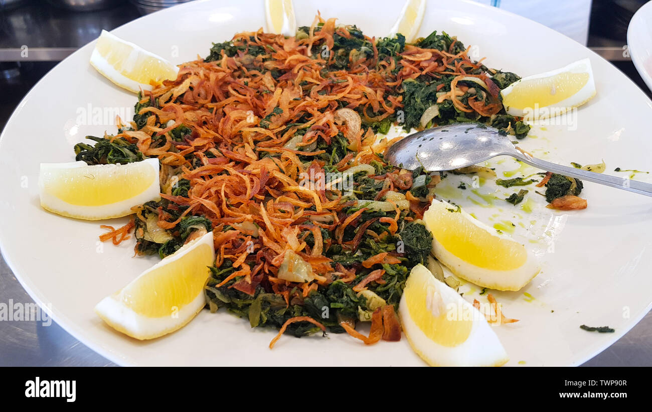 Gli spinaci e cipolle, cucina libanese. Sidone, Libano - Giugno, 2019 Foto Stock