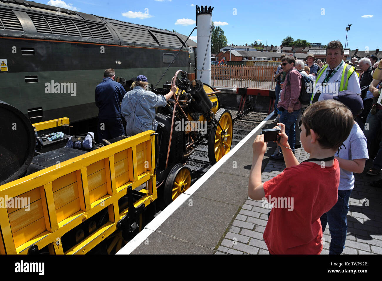 Tyseley, Birmingham, Regno Unito. Il 22 giugno 2019. Passeggeri godendo di una corsa sulla replica ufficiale di Stephenson il famoso razzo al Tyseley locomotore opere weekend aperto. Rocket è stato costruito per la Rainhill Trials in ottobre 1829 per poi quasi completati di Liverpool e Manchester ferroviaria ed era la sola motrice per completare le prove. G.P. Essex/Alamy Live News Foto Stock