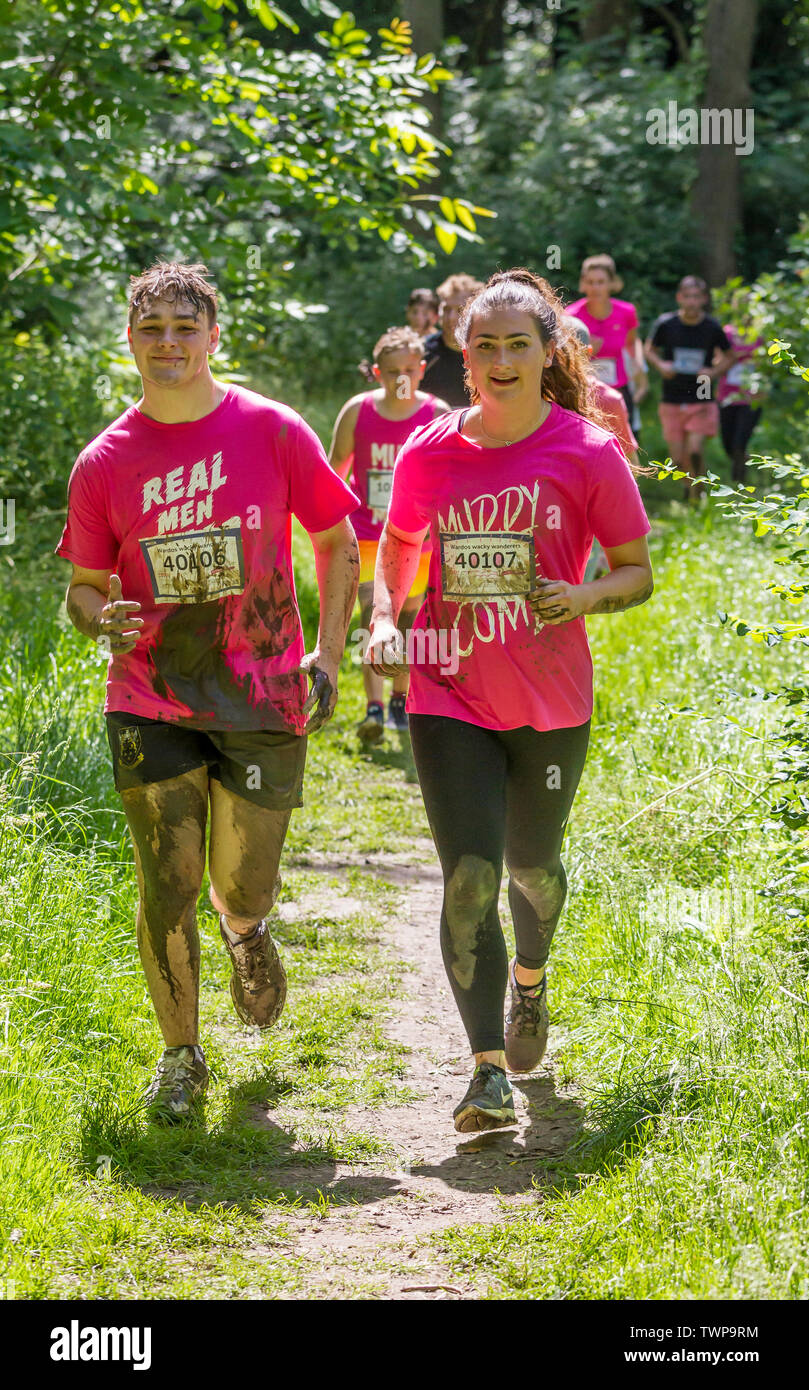 Abington Park, Northampton, Regno Unito Il 22 giugno 2019. Gara per la vita piuttosto fangosa, raccolta di fondi per la ricerca sul cancro, un 5km ostacolo percorso che si snoda attraverso la molto panoramico Abington Park, oltre 1700 persone di tutte le età partecipano questa mattina in quindici minuti di sollevamento onde £164,400 per la ricerca sul cancro. Credito: Keith J Smith./Alamy Live News. Foto Stock