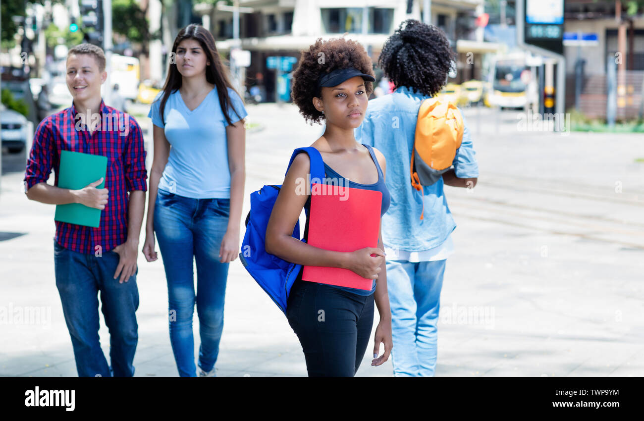 Il gruppo dei paesi latino-americani e gli studenti africani sulla stazione degli autobus all'aperto in città in estate Foto Stock