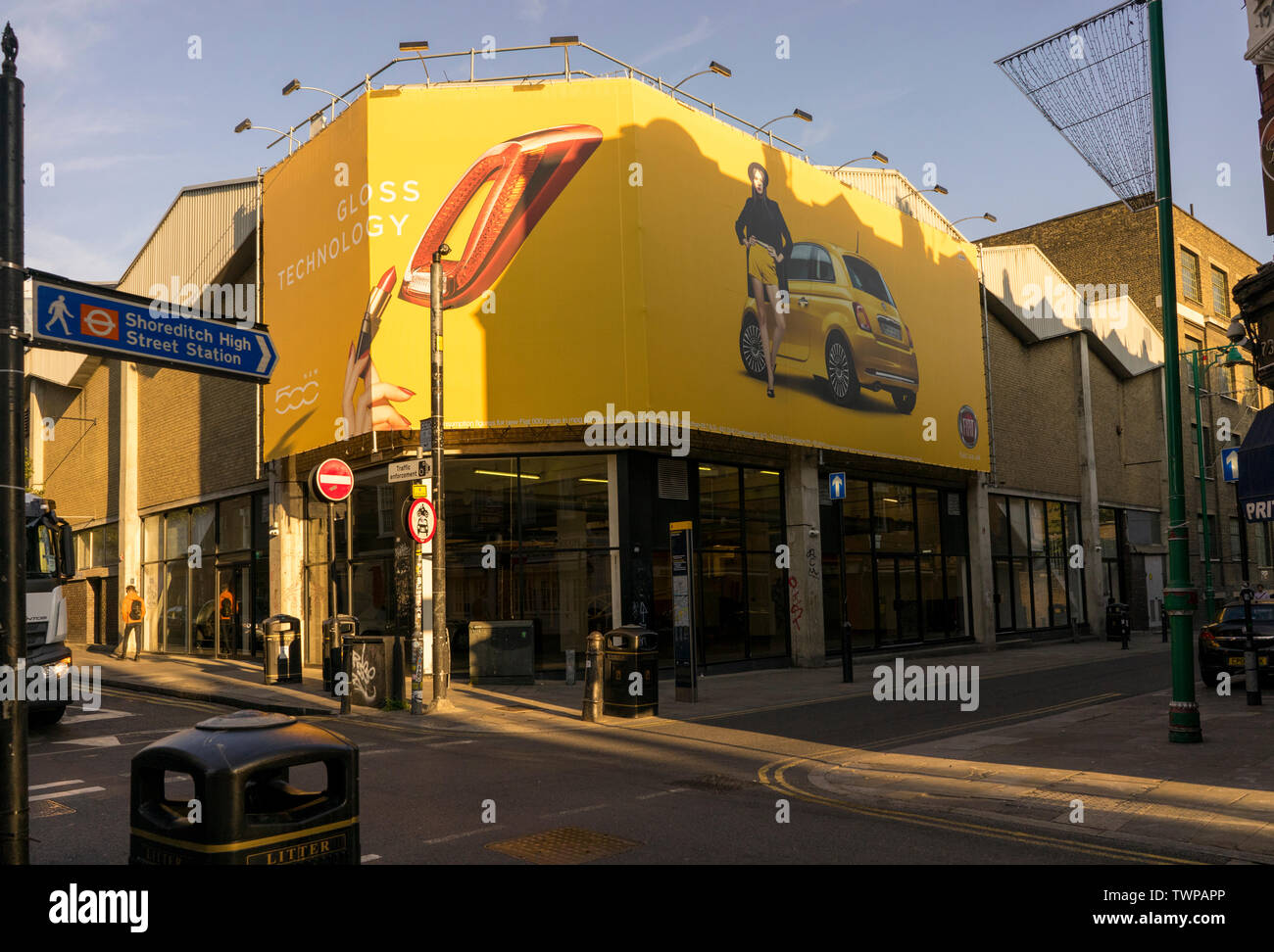 La prova della gentrification e rigenerazione di Spitalfields con pannelli pubblicitari volti ad un professionista urbano in demografica Brick Lane Foto Stock